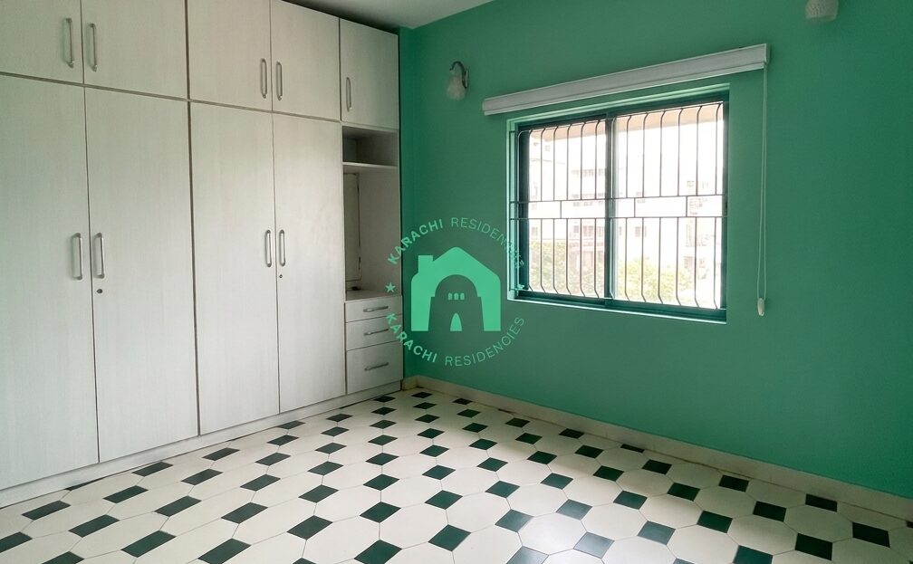 Blue tile bathroom - Garden East 3 bed apartment