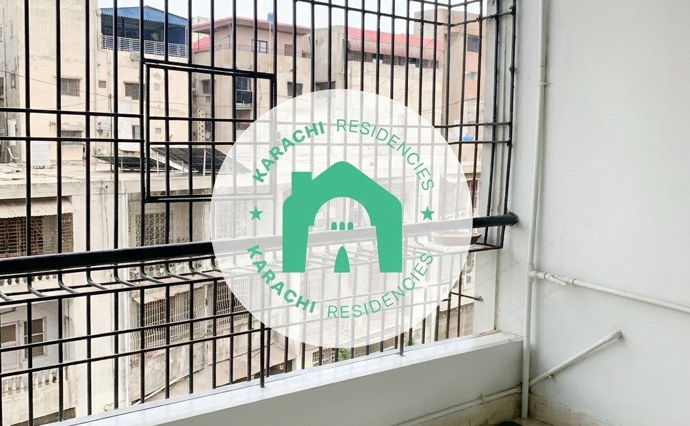 Green room with white wardrobes and window - Garden East 3 bed apartment
