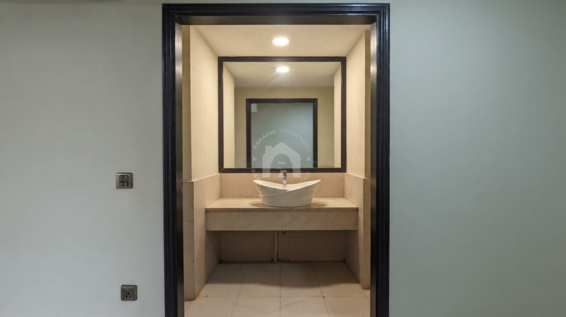 Attached washroom with vessel sink – PECHS Block 3 apartment