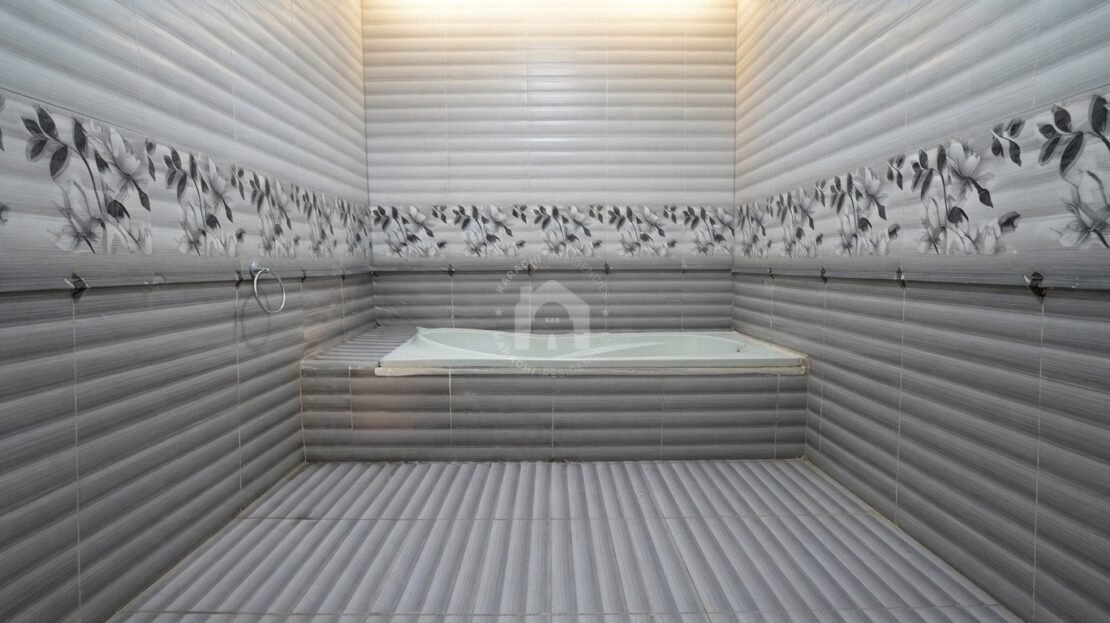 PECHS Block 3 3-Bedroom Flat - bathroom with tub