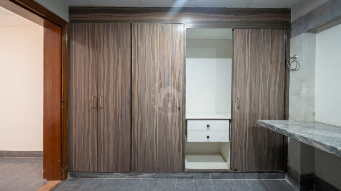 Luxury 3 Bed DD for Sale in High-Rise Building - Wardrobe / closet