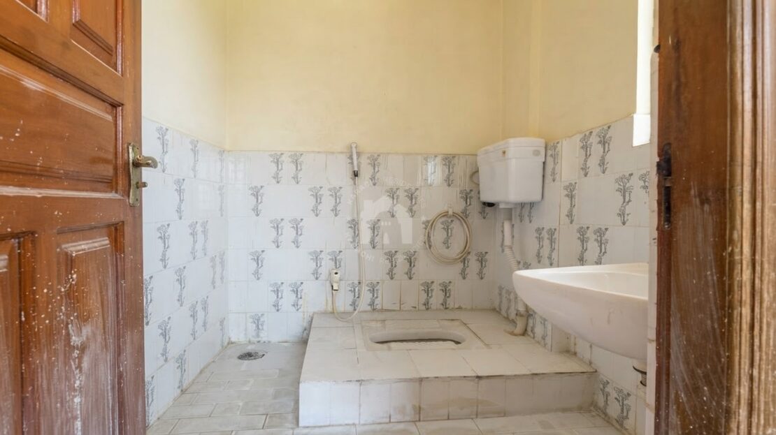 3 bed apartment for sale in prime location, Karachi - bathroom (squat toilet)
