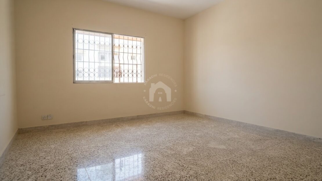 3 bed apartment for sale in prime location, Karachi - empty room with corner window